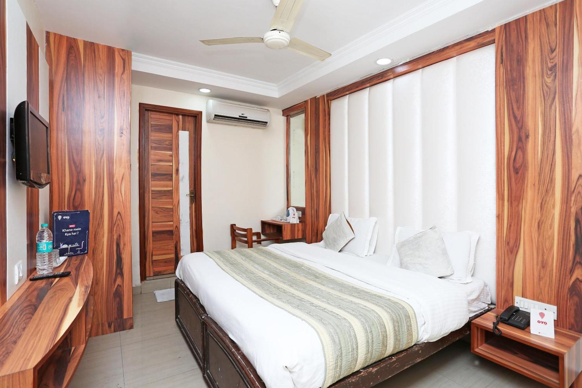 Oyo Flagship Hotel F Five Nuova Delhi Esterno foto
