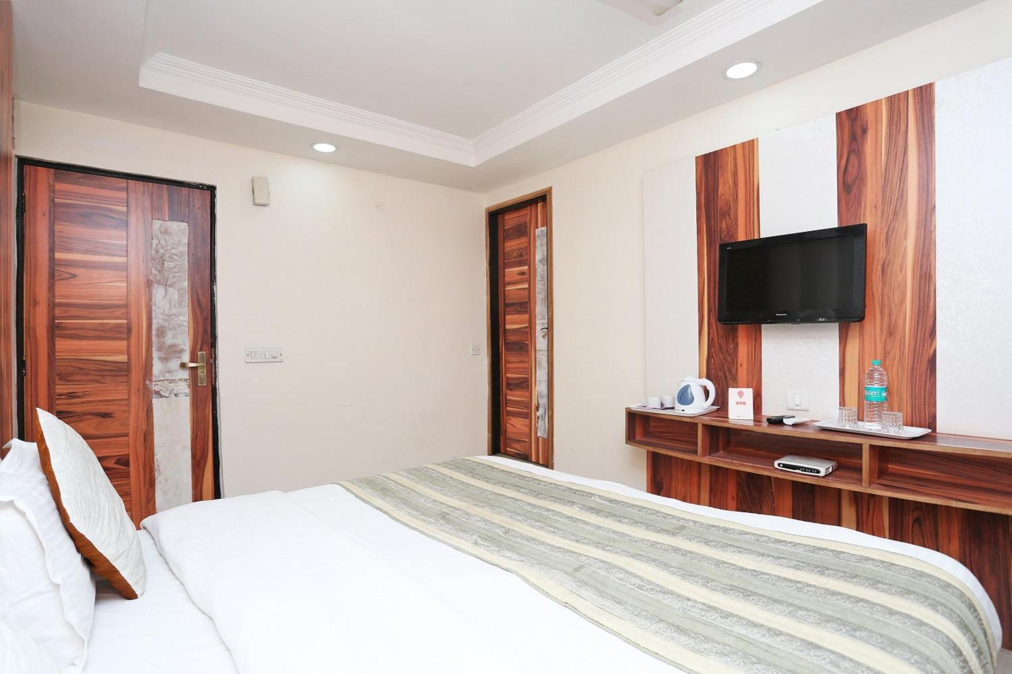 Oyo Flagship Hotel F Five Nuova Delhi Esterno foto