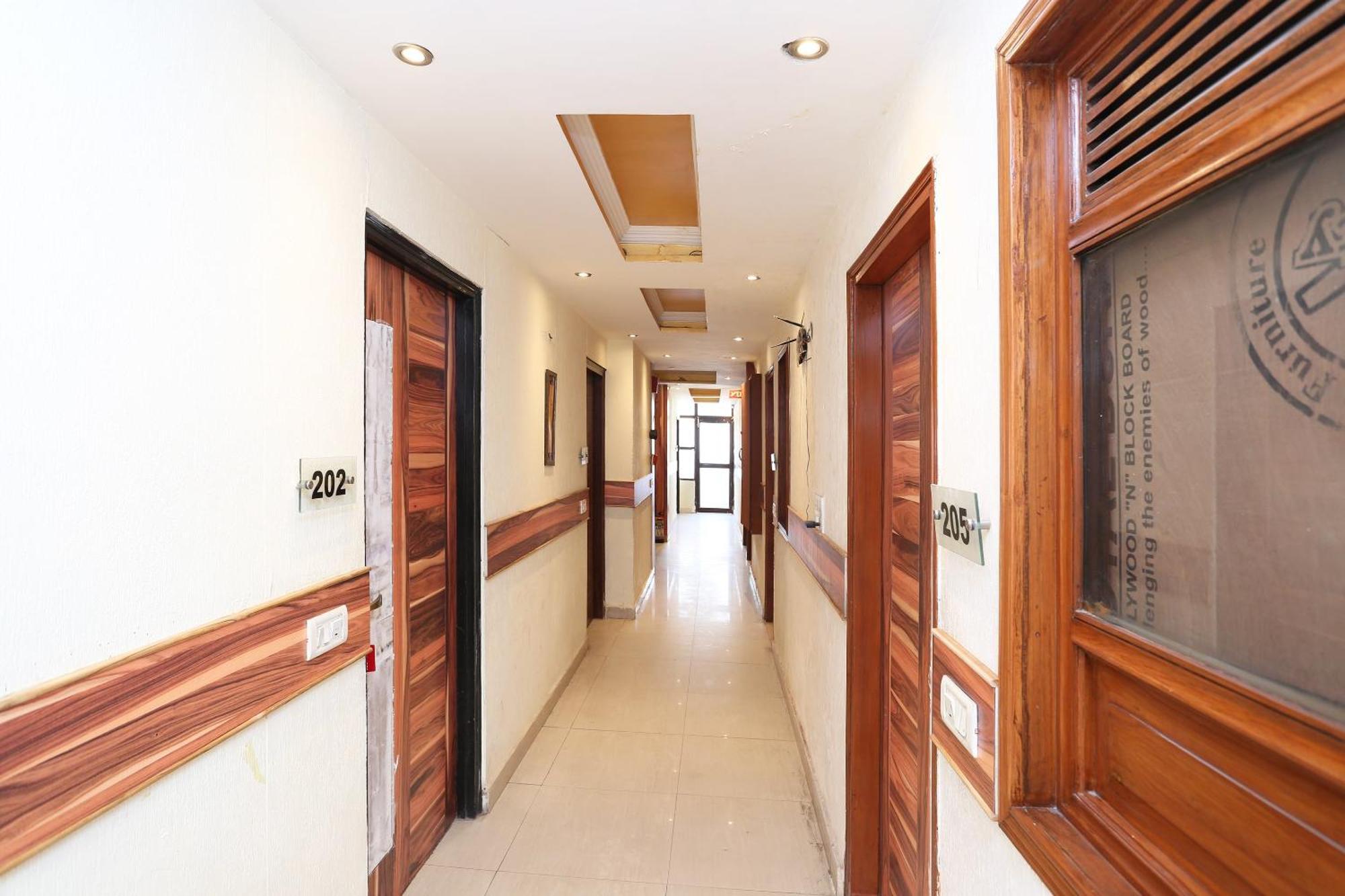 Oyo Flagship Hotel F Five Nuova Delhi Esterno foto