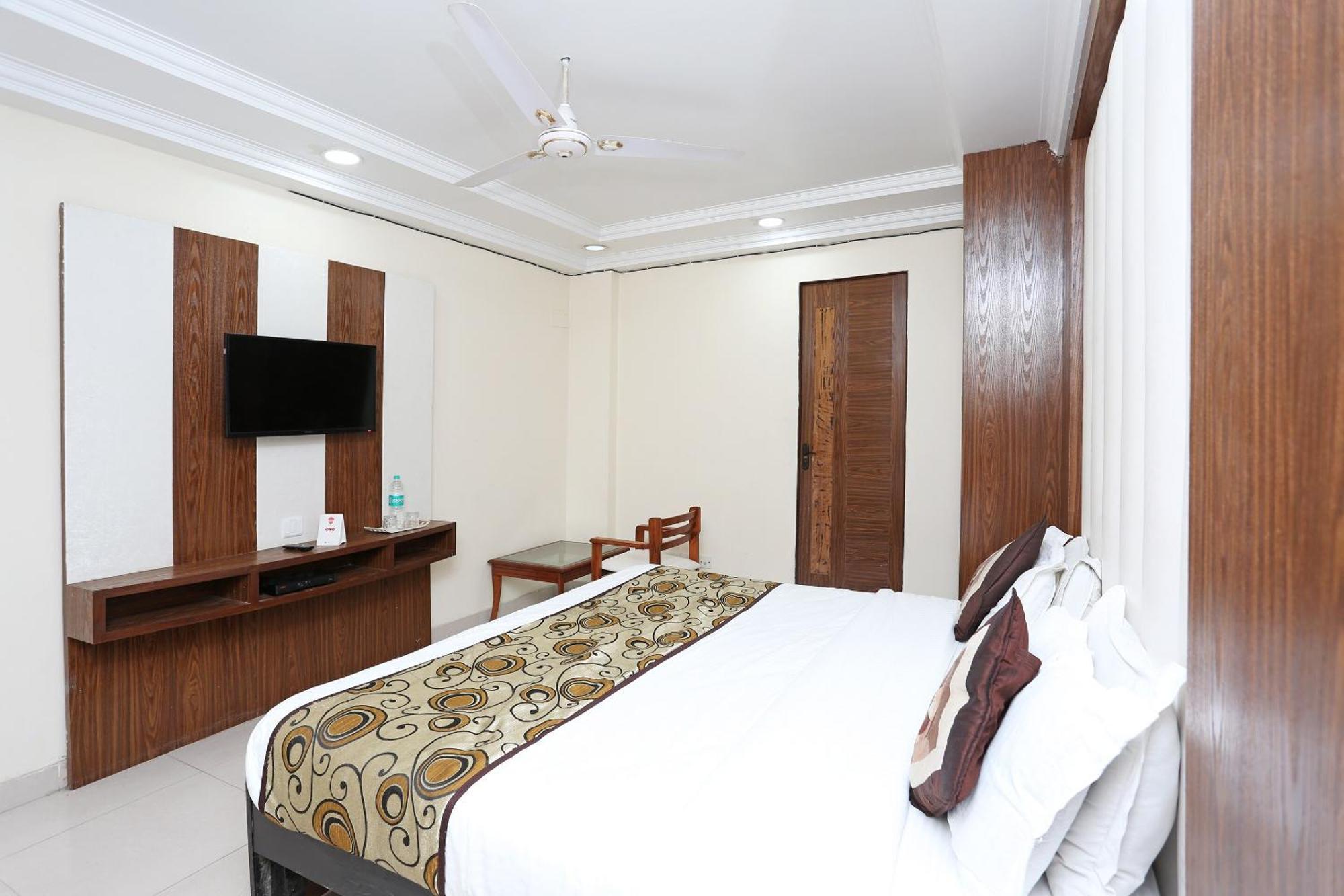Oyo Flagship Hotel F Five Nuova Delhi Esterno foto