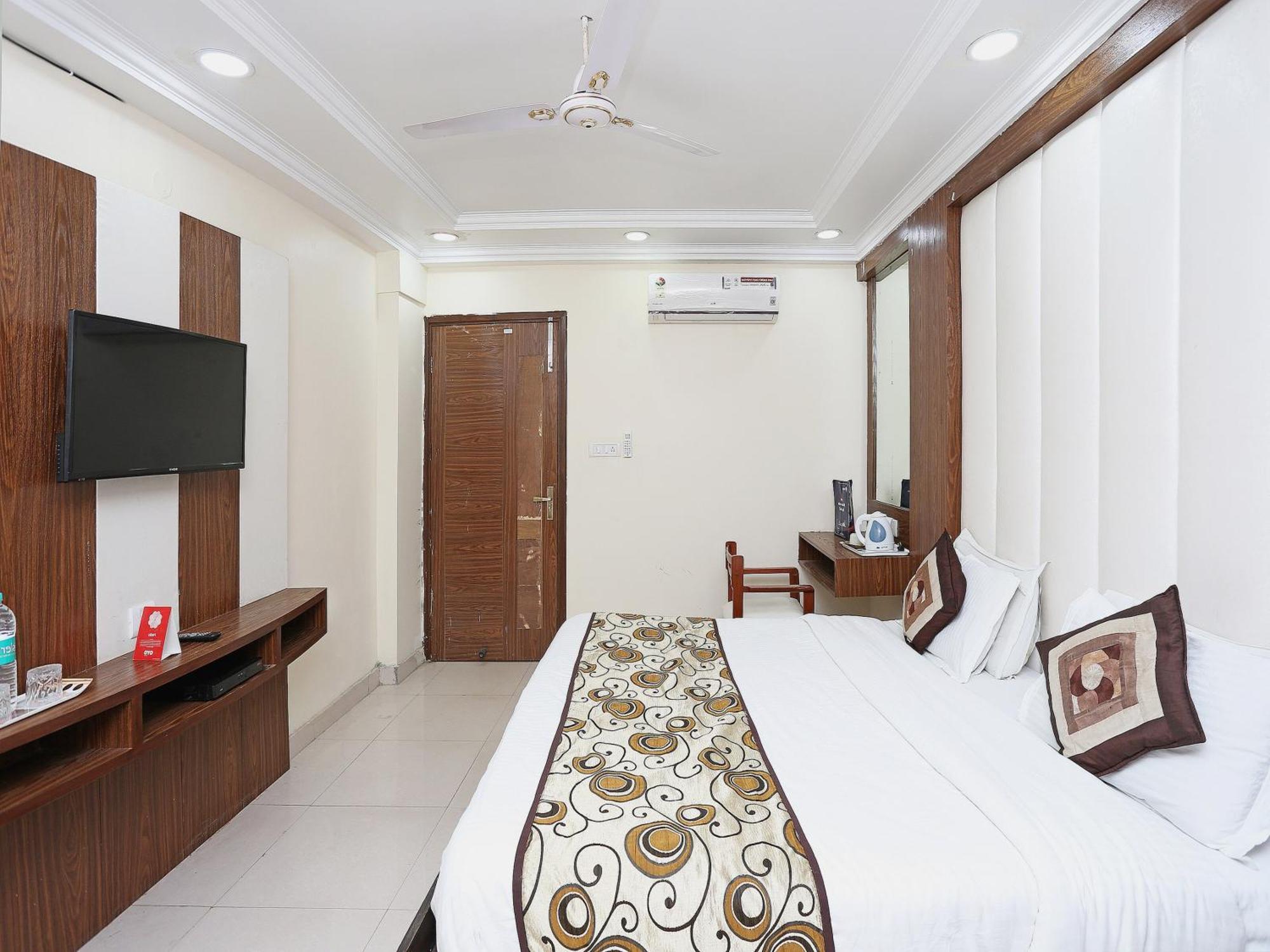 Oyo Flagship Hotel F Five Nuova Delhi Esterno foto