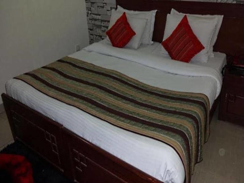 Oyo Flagship Hotel F Five Nuova Delhi Esterno foto